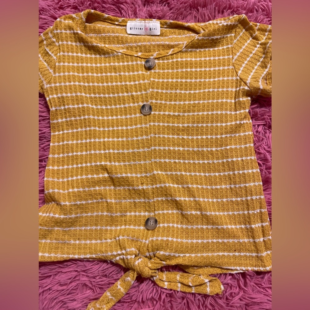 small girl t-shirt for a 7-8 year old 🌼